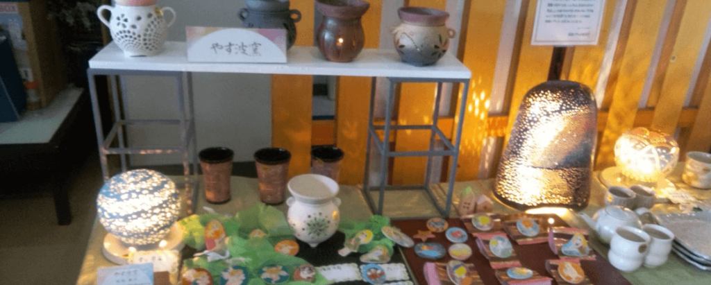 広川町藍彩市場のやす波窯展示コーナー