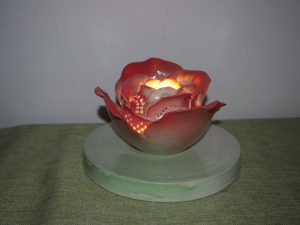 陶器ランプシェード作家による『赤いバラ』