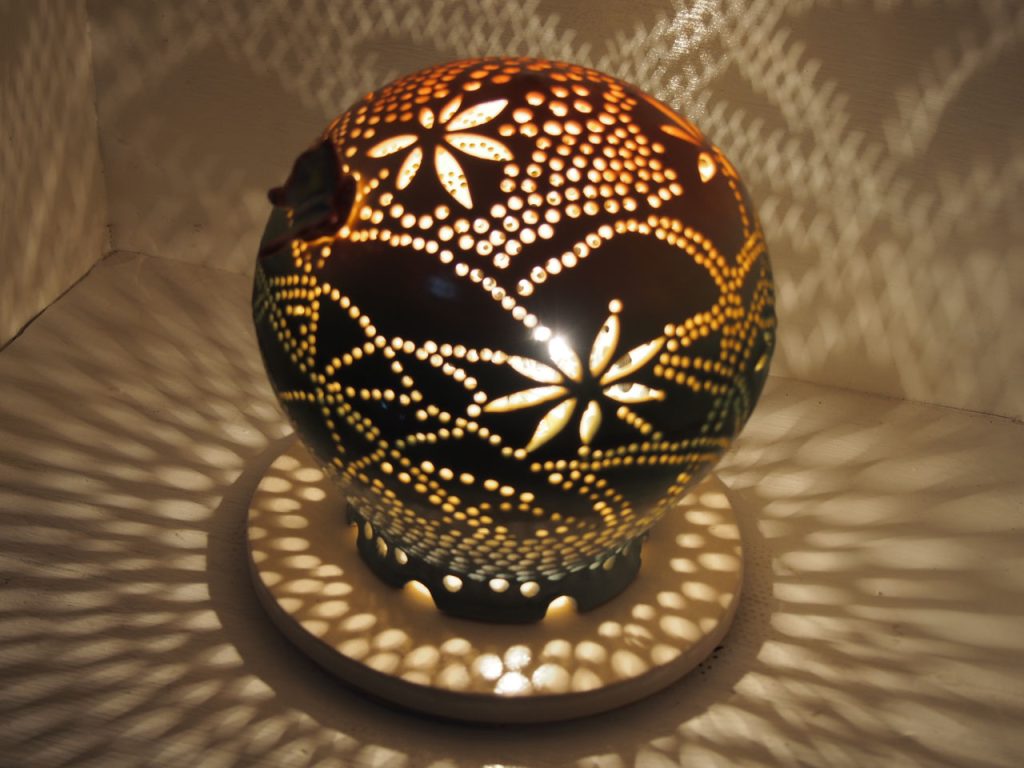 陶器ランプシェード作家による光の花